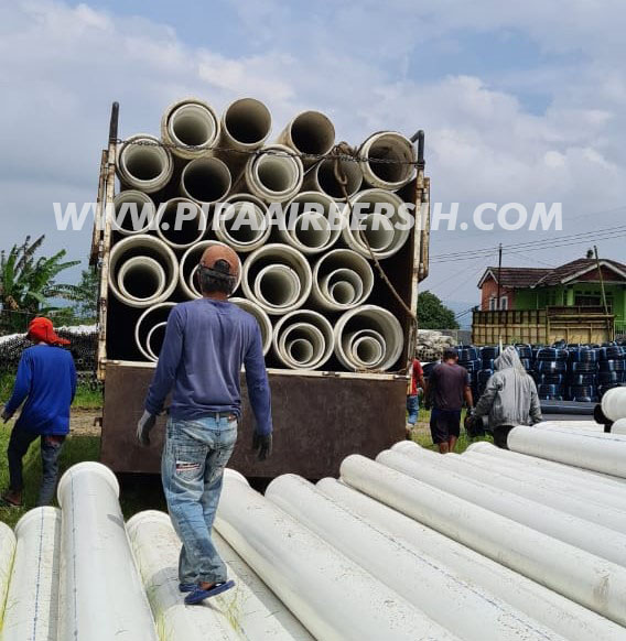 Pengiriman Pipa PVC S12,5 ke PDAM Tirta Tarum Kabupaten Karawang
